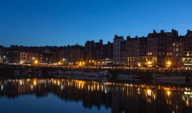 Honfleur, Fransa - 13 Ağustos 2016: Eski Honfleur Limanı