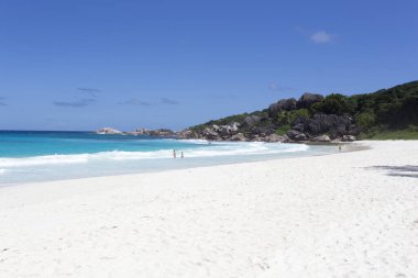 La Digue, Seyşeller - 26 Nisan 2019: Muhteşem plajda az sayıda turist görülüyor