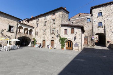 Lunigiana, İtalya - 14 Ağustos 2020: Lunigiana 'da Francigena üzerinden küçük bir kasaba manzarası