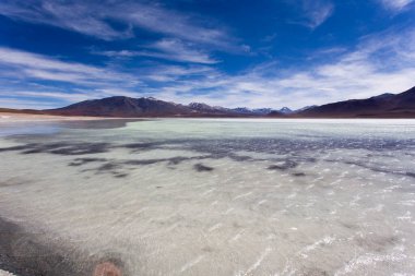 Bolivya 'daki göl manzarası