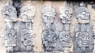 Chichen Itza, Meksika - 26 Aralık 2022: Arkeolojik alanda oyulmuş taşlar