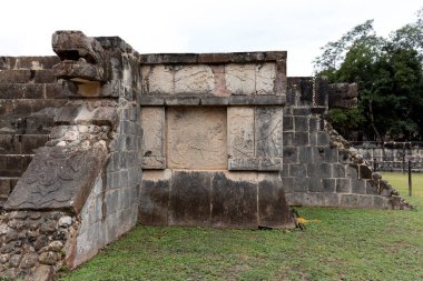 Chichen Itza, Meksika - 26 Aralık 2022: Arkeolojik alanda oyulmuş taşlar