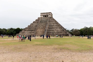 Chichen Itza, Meksika - 26 Aralık 2022: Arkeolojik alandaki tapınak manzarası