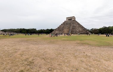 Chichen Itza, Meksika - 26 Aralık 2022: Arkeolojik alandaki tapınak manzarası