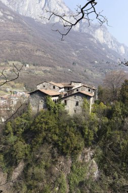 Gorzone, İtalya - 13 Mart 2022: Valcamonica 'daki Gorzone kalesinin manzarası