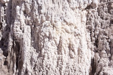 Tuz madenindeki tuz kaya dokusunun fotoğrafı.