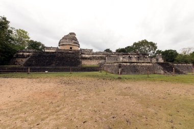 Chichen Itza, Meksika - 26 Aralık 2022: Chichen Itza arkeoloji alanı