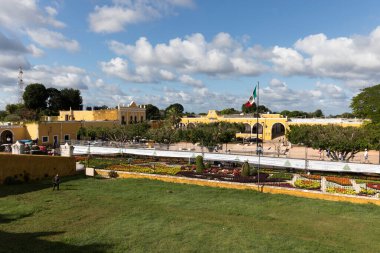 Izamal, Meksika - 27 Aralık 2022: Sarı binalı güzel şehir Izamal manzarası