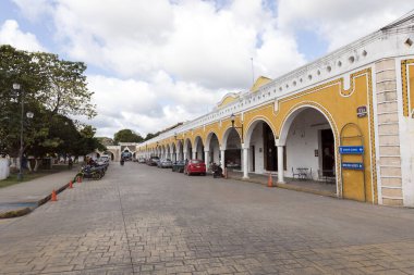 Izamal, Meksika - 27 Aralık 2022: Sarı binalı güzel şehir Izamal manzarası