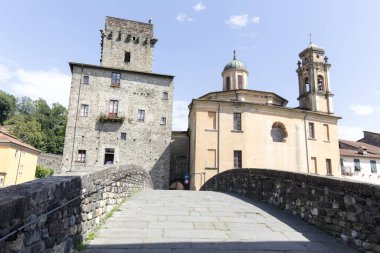 Pontremoli, İtalya - 13 Ağustos 2020: Francigena üzerinden Pontremoli 'deki kiliseye bakış