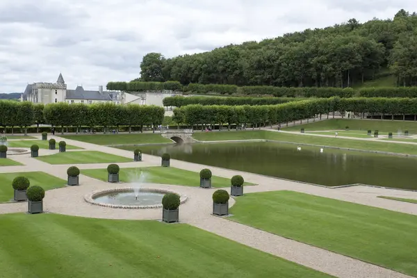 Villandry, Fransa - 11 Ağustos 2015: Chateau de Villandry Villandry içinde Indre-et-Loire, Fransa bölümünde yer alan bir kale Sarayı değil. O inanılmaz bahçelerinin için bilinen bir dünyadır 