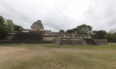 Chichen Itza, Meksika - 26 Aralık 2022: Chichen Itza 'daki harabe manzarası