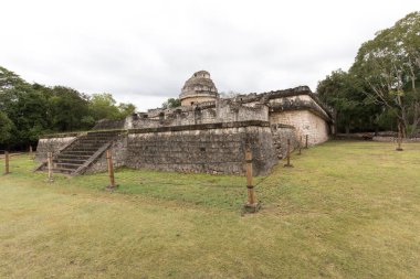 Chichen Itza, Meksika - 26 Aralık 2022: Chichen Itza 'daki harabe manzarası