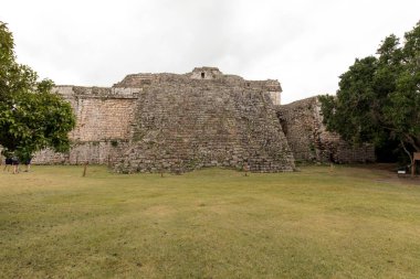Chichen Itza, Meksika - 26 Aralık 2022: Chichen Itza 'daki harabe manzarası