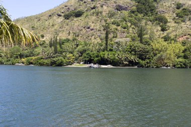 Hienghene, New Caledonia - 29 Ekim 2019: Nehir boyunca yüzen köprü taşıma aracı görüntüsü