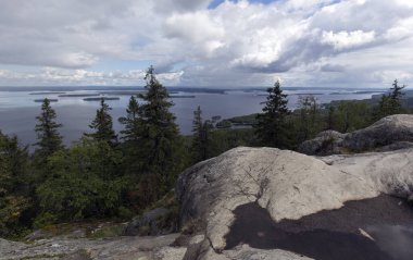 Yaz boyunca Finlandiya 'da göl manzarası