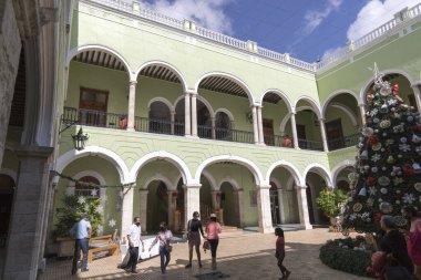 Merida, Meksika - 27 Aralık 2022: Merida 'da Noel zamanı El Palacio de Gobierno