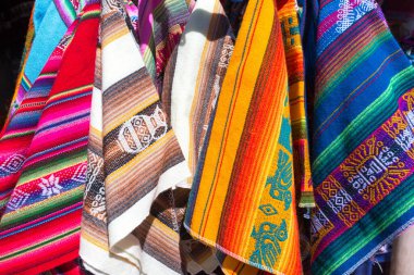 Uyuni, Bolivya - 20 Ağustos 2019: Tipik masa örtüsü sokakta satılıyor