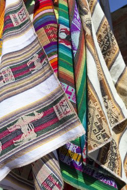 Uyuni, Bolivya - 20 Ağustos 2019: Tipik masa örtüsü sokakta satılıyor