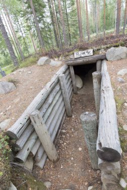 Kuhmo, Finlandiya - 17 Ağustos 2021: Finlandiya Sovyet Kış Savaşı 'ndan kalma siper manzarası