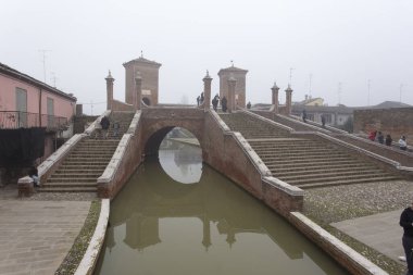 Comacchio, İtalya - 29 Aralık 2019: Comacchio 'daki trepponti köprüsünün manzarası