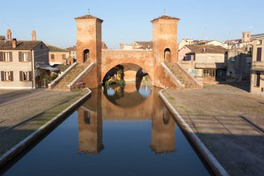 Comacchio, İtalya - 30 Aralık 2019: Comacchio 'daki trepponti köprüsünün manzarası