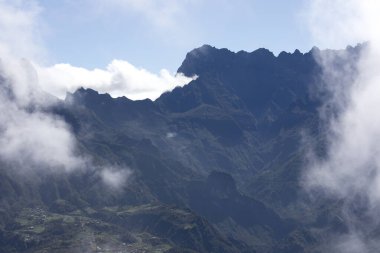 Yazın ünlü sirk La Reunion 'da Cilaos şehri manzarası