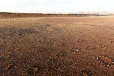 Sossusvlei bölgesinde gün batımında helikopter manzarası, Namibya