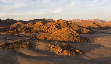 Sossusvlei bölgesinde gün batımında helikopter manzarası, Namibya