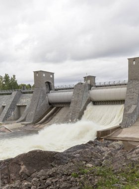 Imatra, Finlandiya - 20 Ağustos 2021: Imatra Rapids 'de baraj açılışı