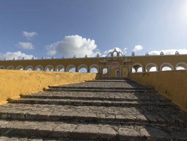 Izamal, Meksika - 27 Aralık 2022: Izamal sarı kasabasındaki manastır manzarası