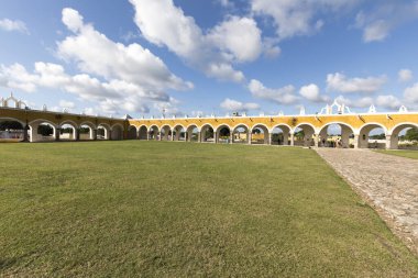 Izamal, Meksika - 27 Aralık 2022: Izamal sarı kasabasındaki manastır manzarası