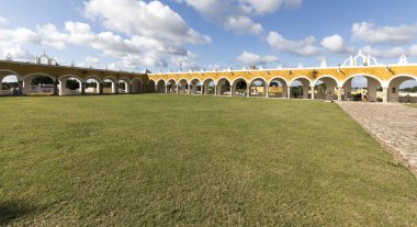 Izamal, Meksika - 27 Aralık 2022: Izamal sarı kasabasındaki manastır manzarası