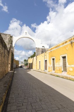 Izamal, Meksika - 27 Aralık 2022: Manastır binasının arkası