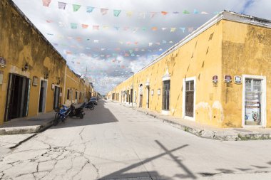 Izamal, Meksika - 27 Aralık 2022: Izamal, sarı kasaba