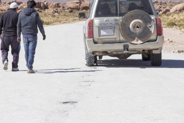 Uyuni bölgesi, Bolivya - 19 Ağustos 2019: lastiği patlamış turistler