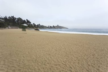 Zapallar, Şili - 25 Ağustos 2019: Zapallar 'da kış günü plaj manzarası