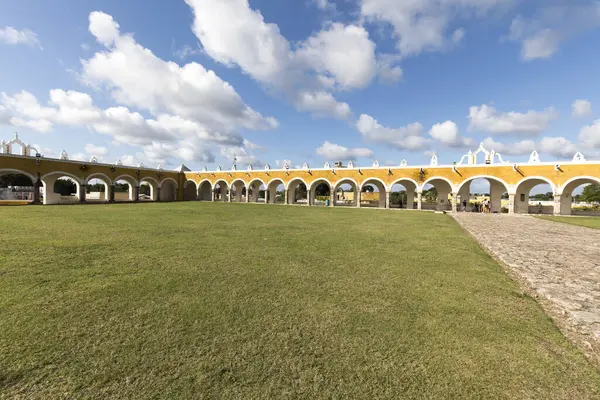 Izamal, Meksika - 27 Aralık 2022: Izamal sarı kasabasındaki manastır manzarası