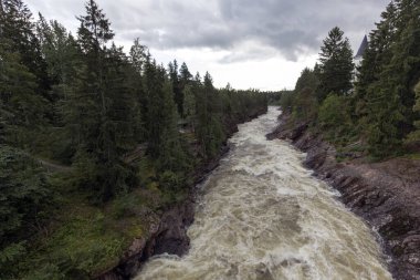 Imatra elektrik santralinin dere yatağında hızlı su, Finlandiya