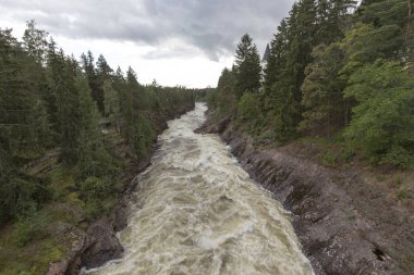 Imatra elektrik santralinin dere yatağında hızlı su, Finlandiya