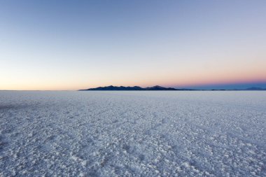 Gündoğumunda Uyuni tuzundan bir manzara
