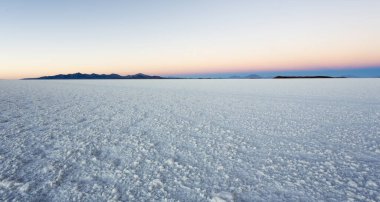 Gündoğumunda Uyuni tuzundan bir manzara