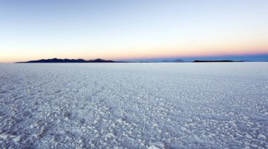 Gündoğumunda Uyuni tuzundan bir manzara