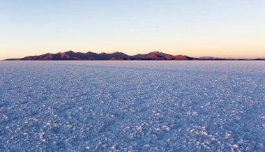 Gündoğumunda Uyuni tuzundan bir manzara