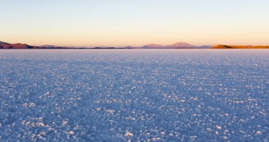 Gündoğumunda Uyuni tuzundan bir manzara