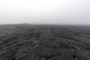 La Reunion 'daki Piton de la Fournaise yolunda bir fotoğraf.