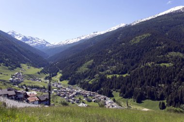 Bormio, İtalya - 1 Haziran 2020: Yaz boyunca Bormio manzarası