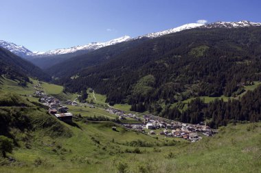 Bormio, İtalya - 1 Haziran 2020: Yaz boyunca Bormio manzarası