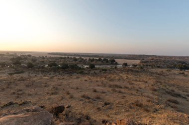 Zimbabwe Botswana ve Güney Afrika sınırındaki Shashe nehri kesişimindeki manzara.