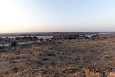 Zimbabwe Botswana ve Güney Afrika sınırındaki Shashe nehri kesişimindeki manzara.